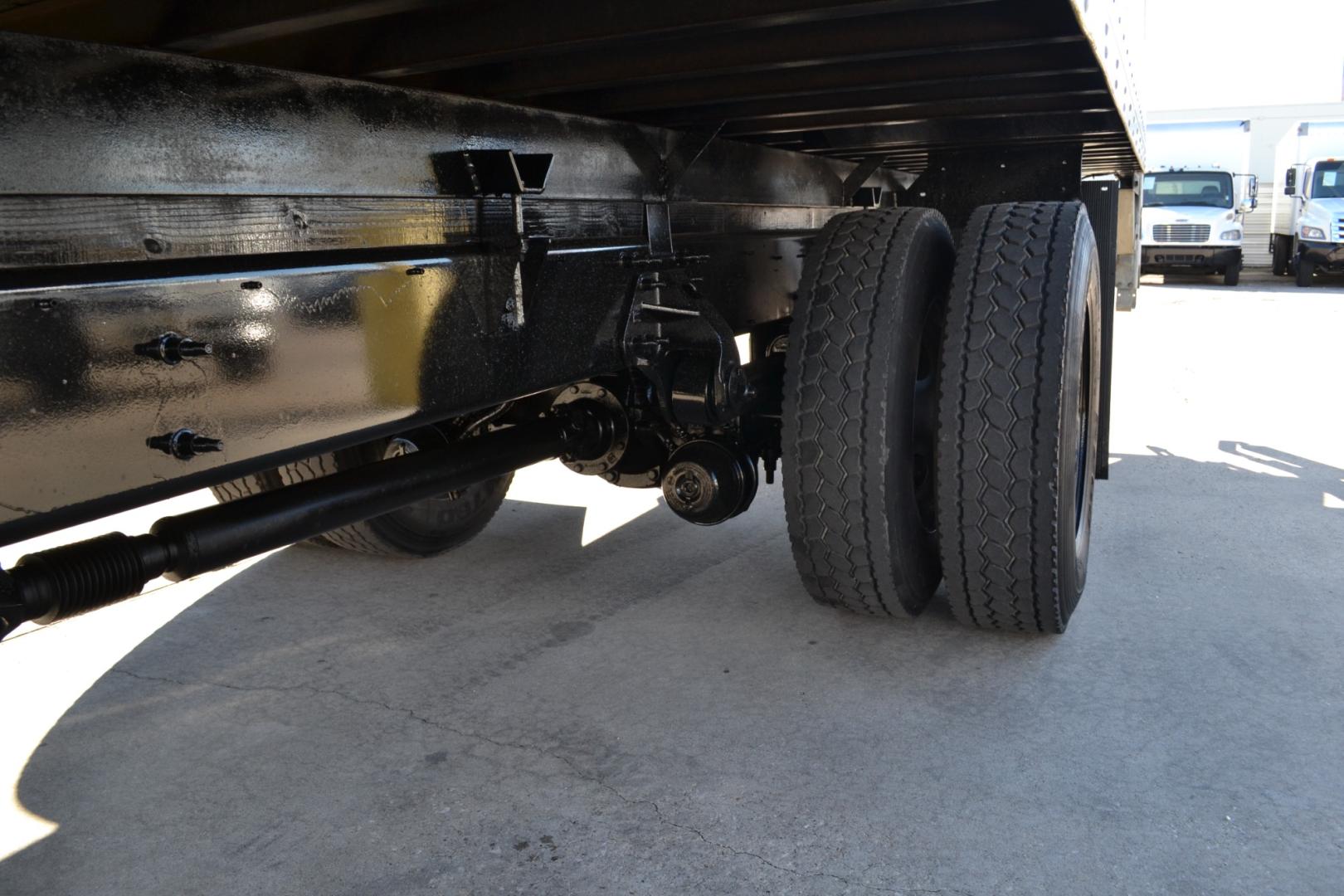 2015 WHITE /BLACK HINO 268 with an HINO JO8E-VC 6.7L 220HP engine, ALLISON 6SPD AUTOMATIC transmission, located at 9172 North Fwy, Houston, TX, 77037, (713) 910-6868, 29.887470, -95.411903 - Photo#9